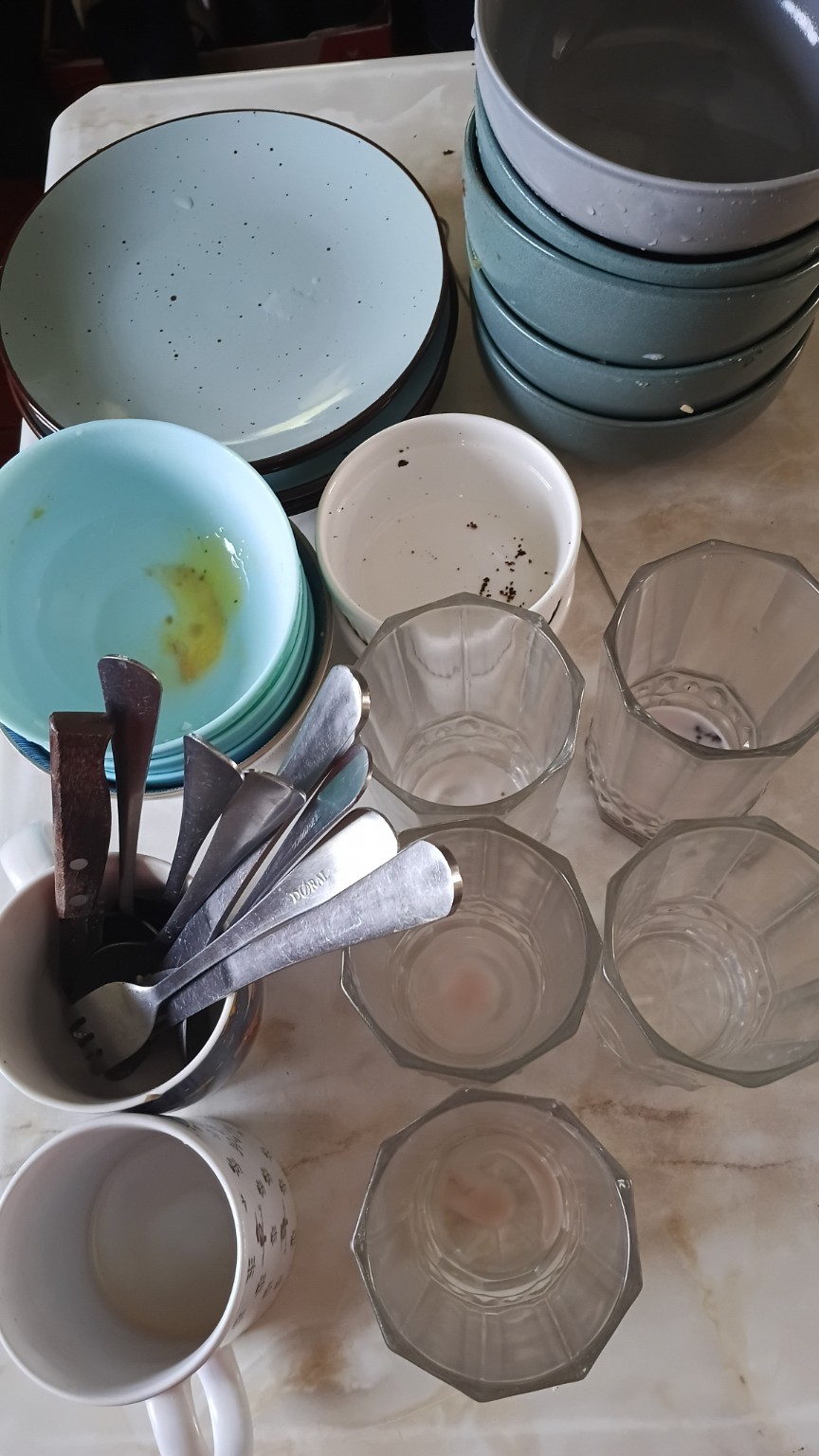 Loza recogida y organizada por grupos: platos, cuencos, vasos y cubiertos